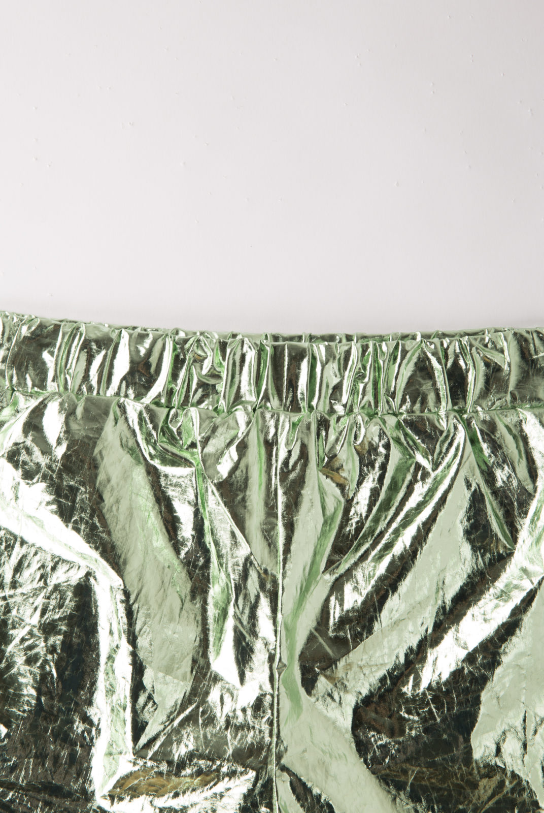 short rialto milo, en tissu métallisé vert, taille élastique, roseanna