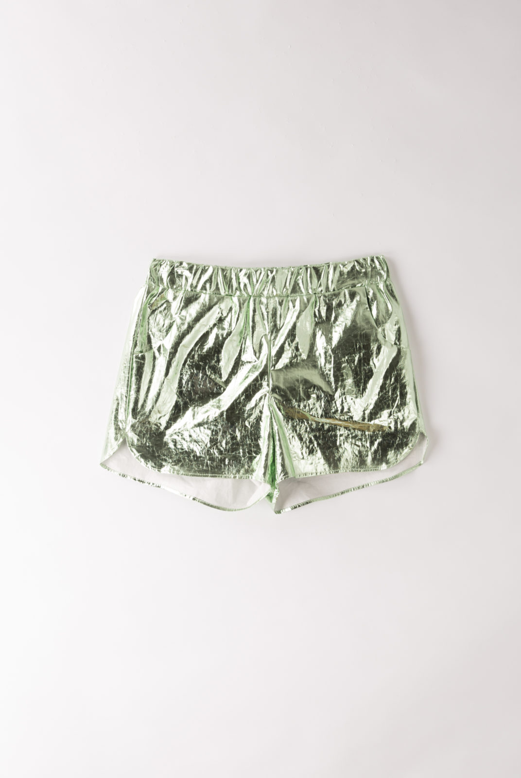 short rialto milo, en tissu métallisé vert, taille élastique, roseanna