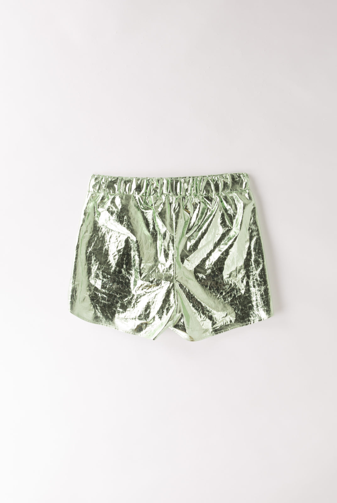 short rialto milo, en tissu métallisé vert, taille élastique, roseanna