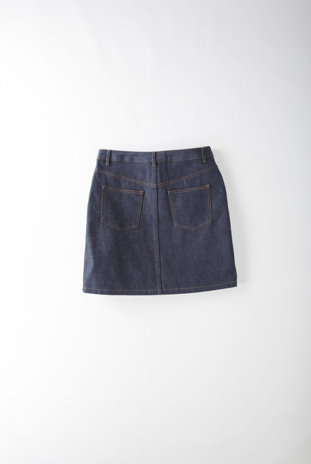 jupe, indigo, denim brut japonais, rigide, coupe courte, légèrement évasée, taille haute, apc