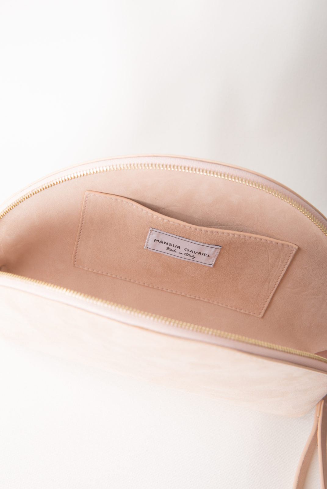 Sac en forme de lune, ose clair en cuir de veau italien avec intérieur en cuir d'agneau souple rose clair. mansur gavriel