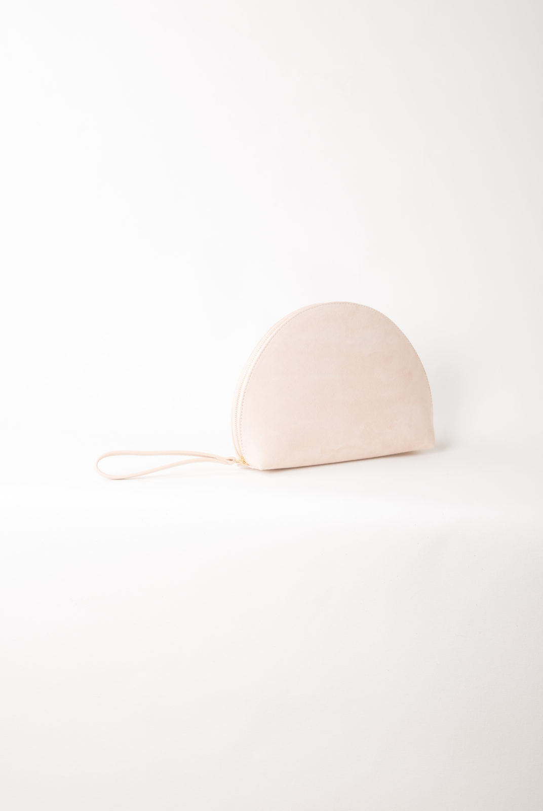 Sac en forme de lune, ose clair en cuir de veau italien avec intérieur en cuir d'agneau souple rose clair. mansur gavriel