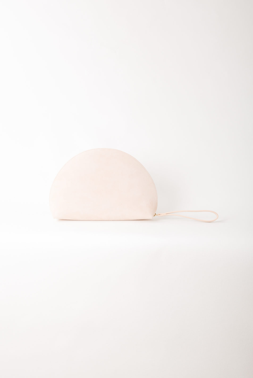 Sac en forme de lune, ose clair en cuir de veau italien avec intérieur en cuir d'agneau souple rose clair. mansur gavriel