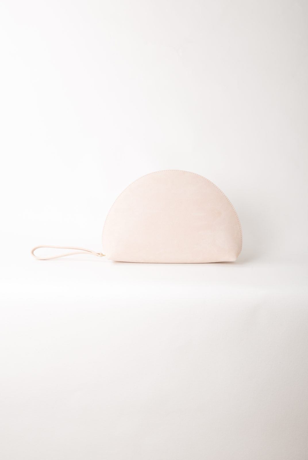 Sac en forme de lune, ose clair en cuir de veau italien avec intérieur en cuir d'agneau souple rose clair. mansur gavriel